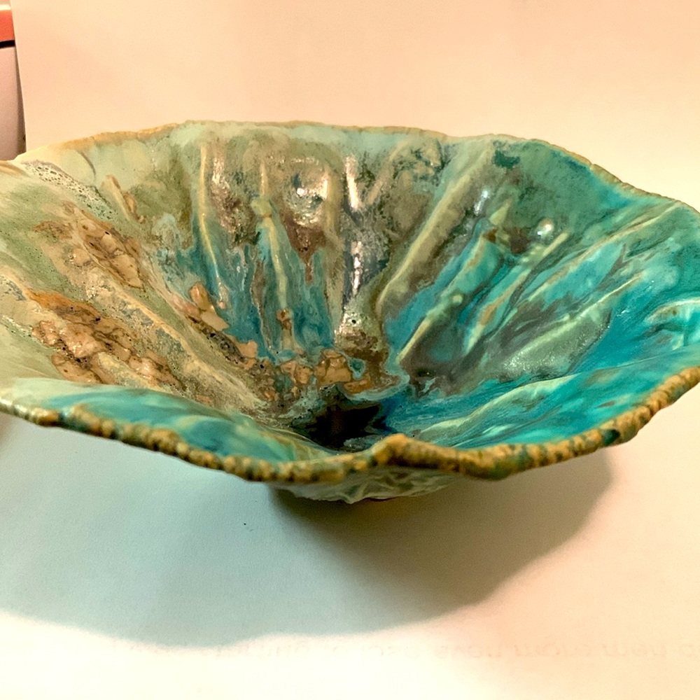 LEE OULULANI PLEVNEY Blue shellfish Pottery Bowl